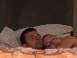 Farma - 28. diel online - 8.10.2025 - Roman a Alenka spolu zaspávajú, Emily, Miša a Ela riešia neveru